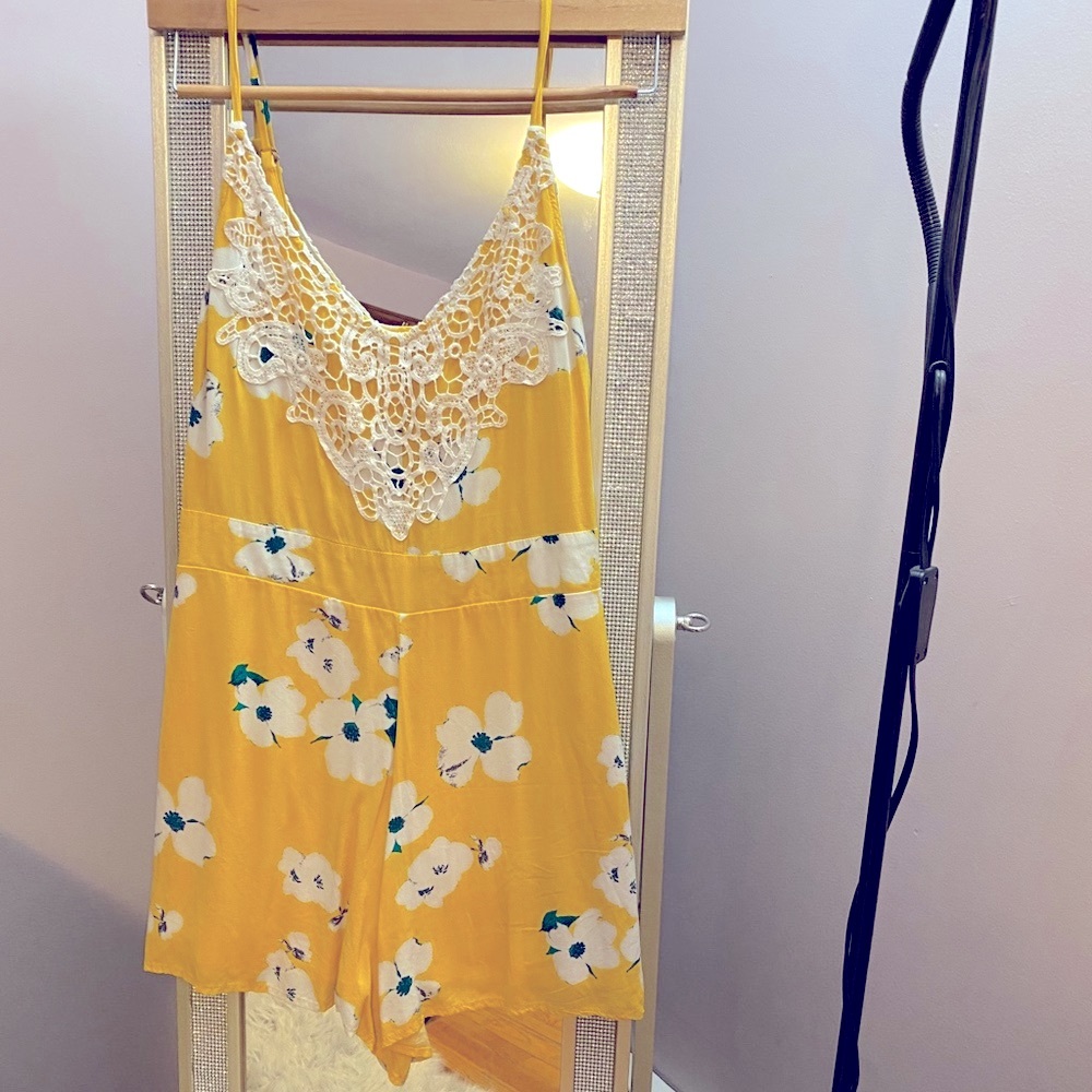 Floral print Romper w/ crochet detail size medium